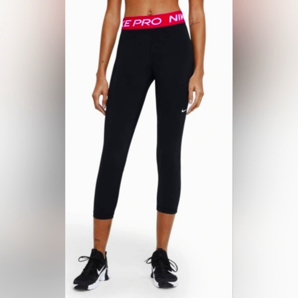 Nike Pro Tight Fit Leggings. Crop Length, Mesh Calves Size XS Black & Pink